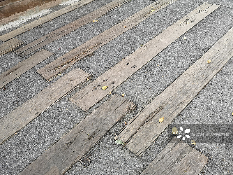 嵌入沥青的原木小路图片素材
