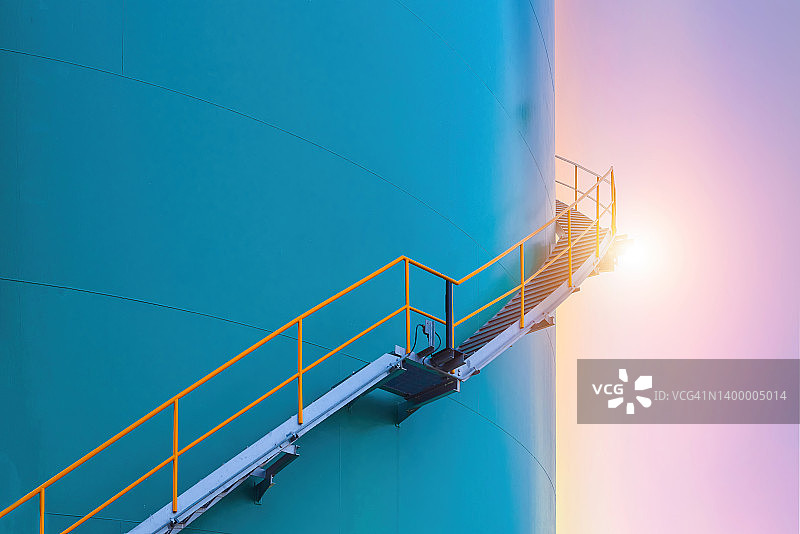 工厂里的水箱和楼梯图片素材