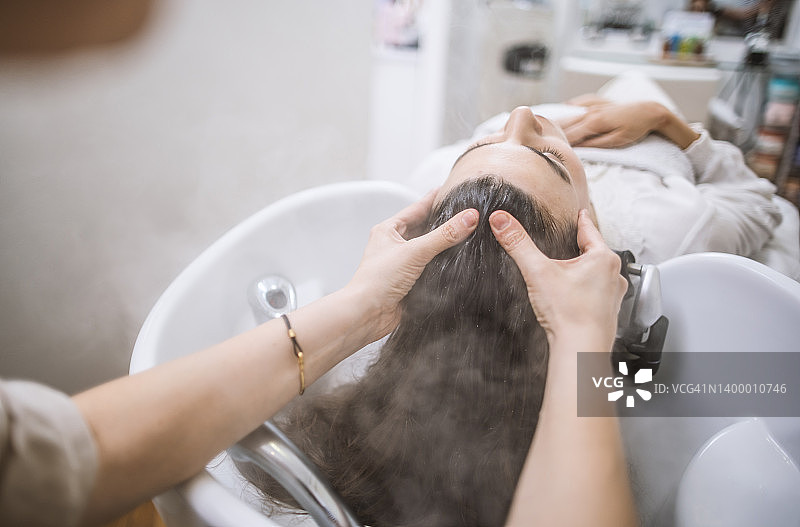 在美发沙龙做头发护理图片素材
