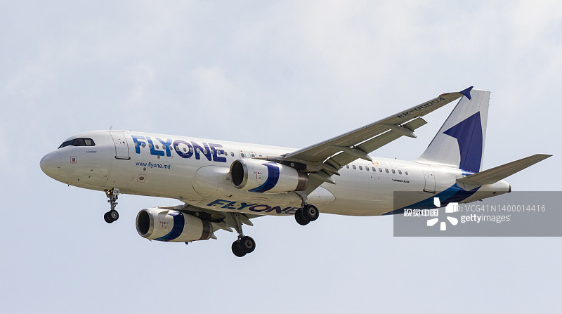 FlyOne航空空客A320-233型客机在越南新山一国际机场降落图片素材