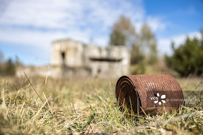 旧废弃军事训练区带有旧掩体的生锈罐子图片素材