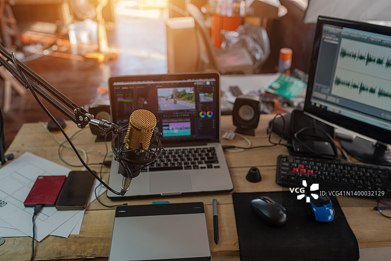 内容创作者的桌面，配有麦克风和笔记本电脑图片素材