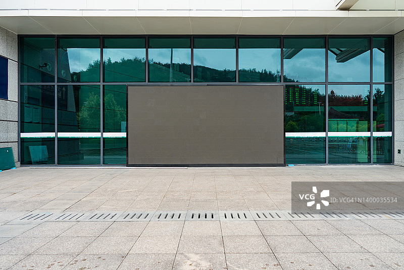 车站外的广告牌图片素材