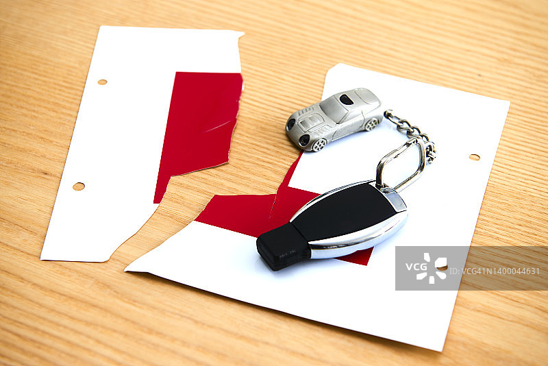 驾考成功的撕裂L牌图片素材