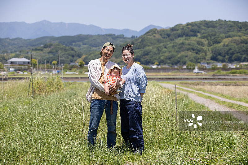 年轻农户的家庭合影照片图片素材