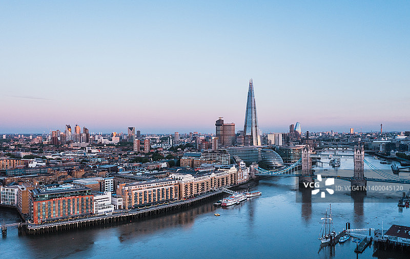 伦敦天际线的 elevated 视角 - 从东向西看图片素材