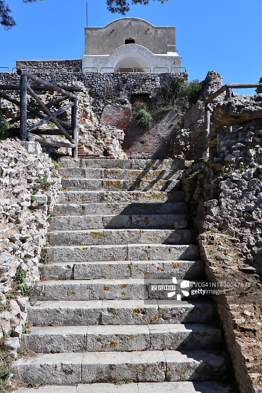 卡普里岛朱庇特别墅的圣玛丽亚德尔索科索教堂一瞥图片素材