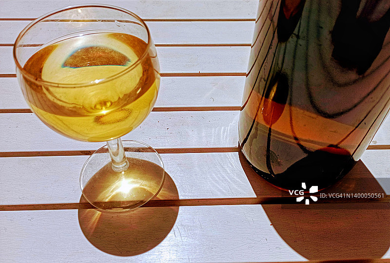 一瓶和一杯希腊雷齐纳白葡萄酒图片素材