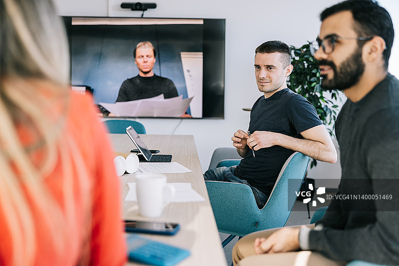 同事们正在进行视频通话图片素材