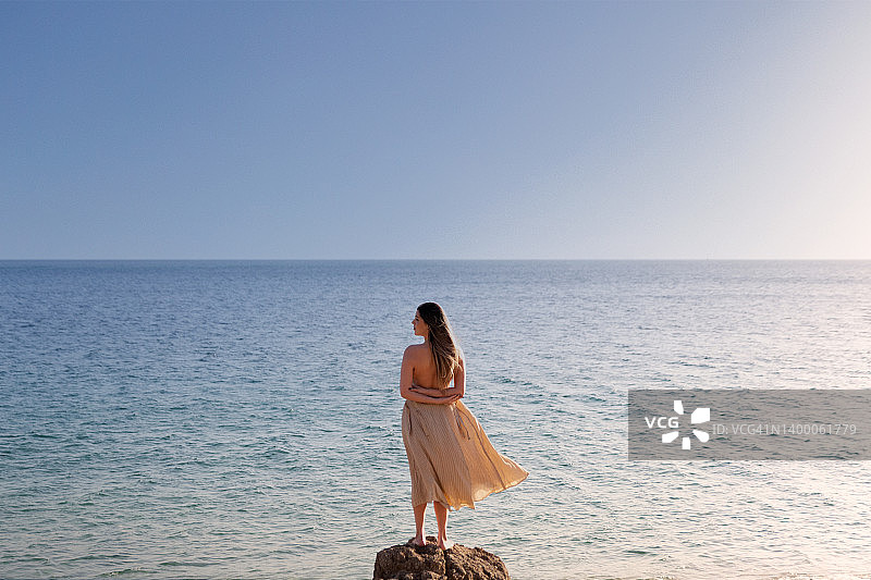 面向地平线向左看的女人图片素材