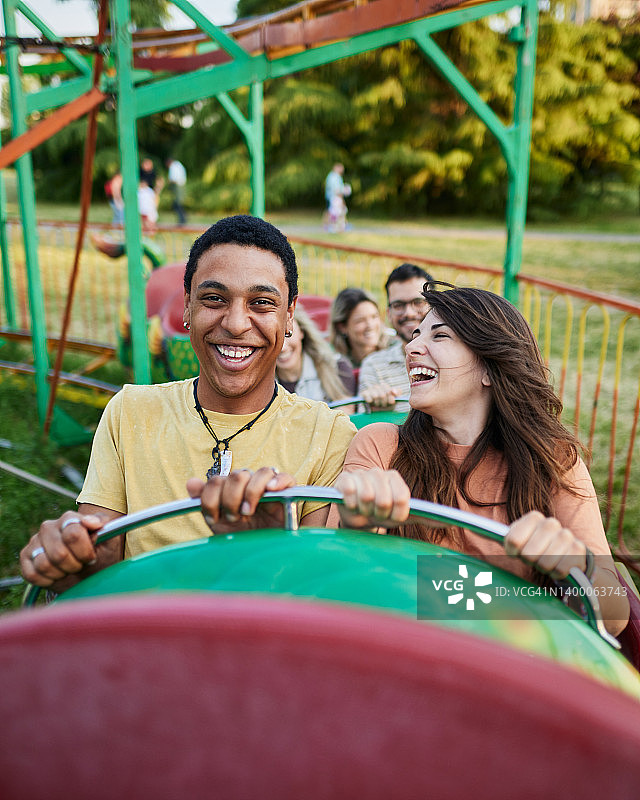 情侣在游乐园乘坐过山车图片素材