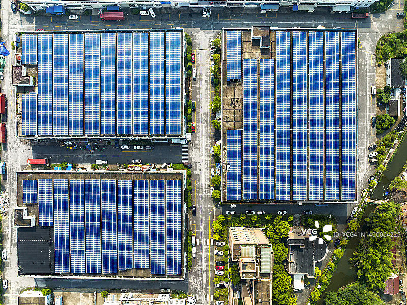 工厂屋顶安装的太阳能电池板鸟瞰图图片素材