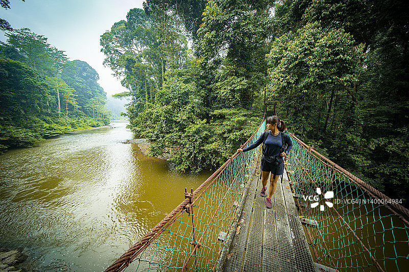女性过河上的吊桥图片素材