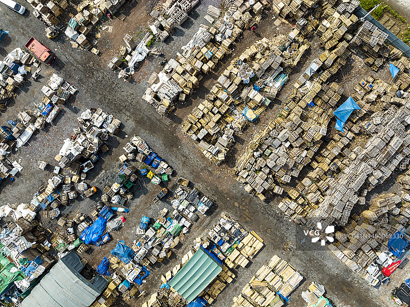 航拍：木制托盘和旧板条箱图片素材
