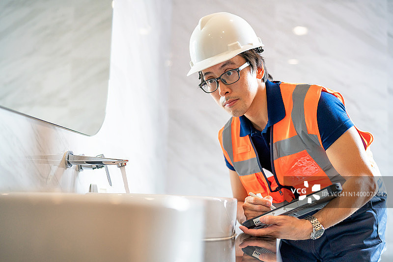 日本房屋检查员检查浴室结构图片素材