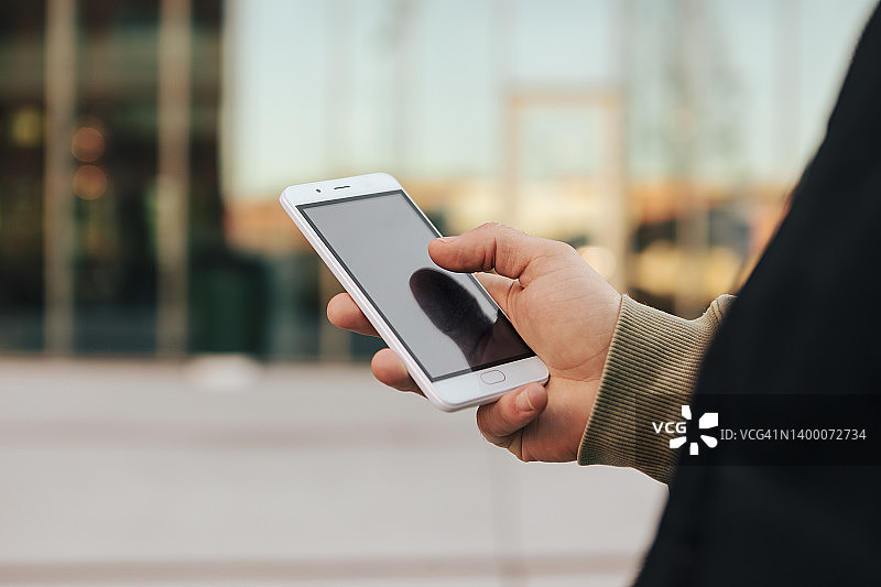 男人使用手机特写图片素材