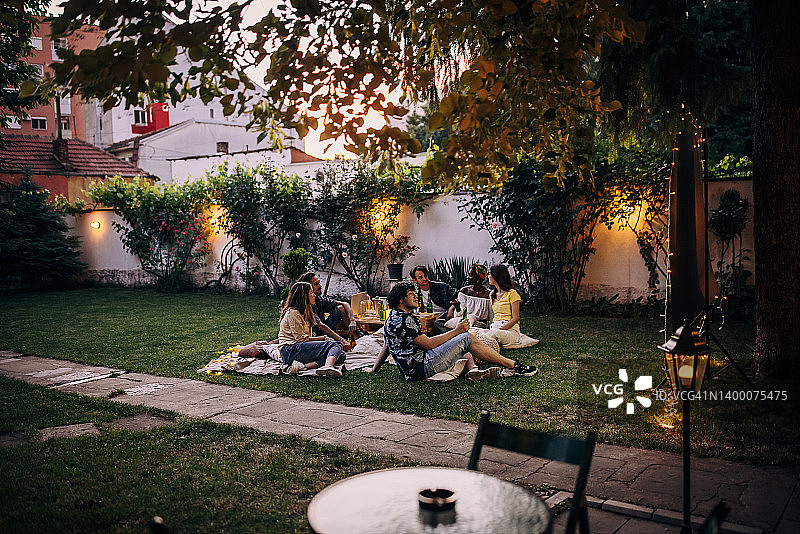 朋友们在后花园用投影仪看电影图片素材