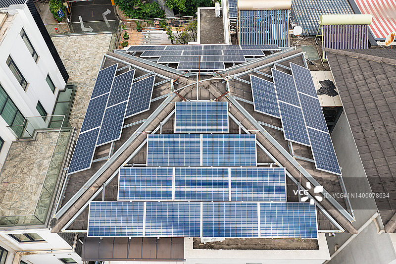 住宅屋顶上的太阳能电池板图片素材