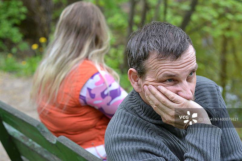 情侣坐在长椅上图片素材