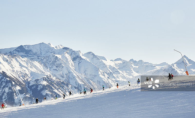 奥地利滨湖采尔的阳光滑雪场图片素材