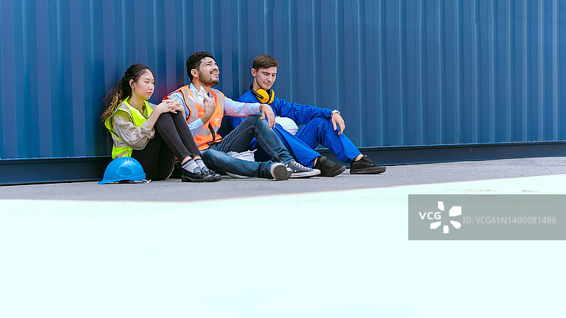 员工和技术员在工作休息期间坐着放松聊天图片素材