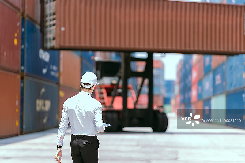 工程师堆放集装箱图片素材