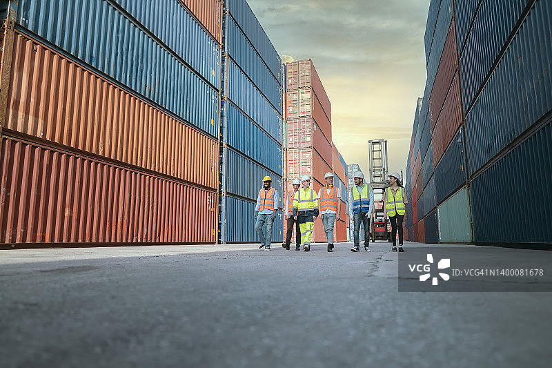 内陆港口物流团队同行图片素材