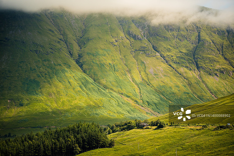 苏格兰高地格伦科的草地山坡和低云图片素材