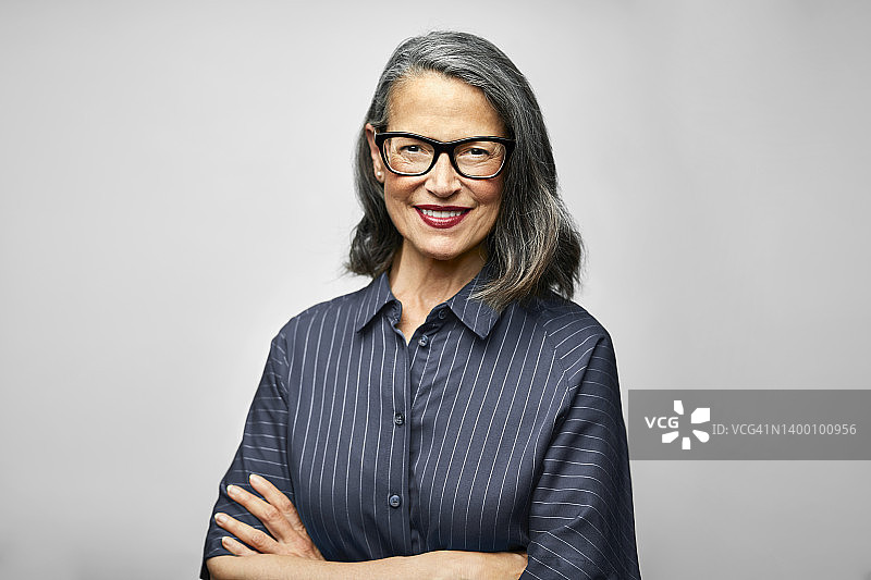 抱臂的中年女性CEO图片素材