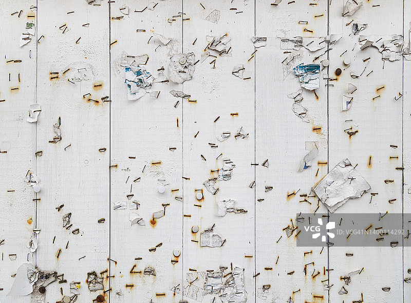 布告板上的旧订书钉和纸片图片素材