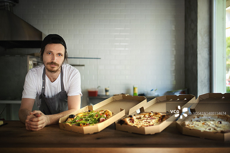 自豪的比萨厨师图片素材