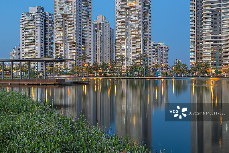 现代住宅楼与湖畔公共公园（暮色）图片素材