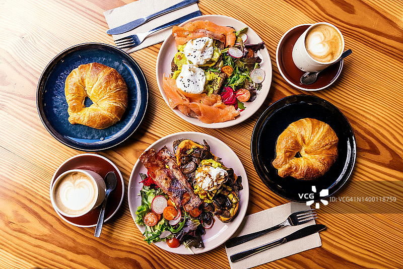 牛油果吐司水波蛋三文鱼早午餐俯视图图片素材