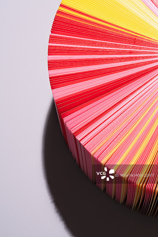 红色和黄色渐变色纸页扇形展开图片素材