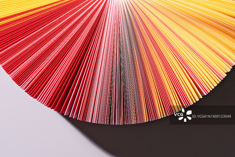 红色和黄色渐变色纸页扇形展开图片素材