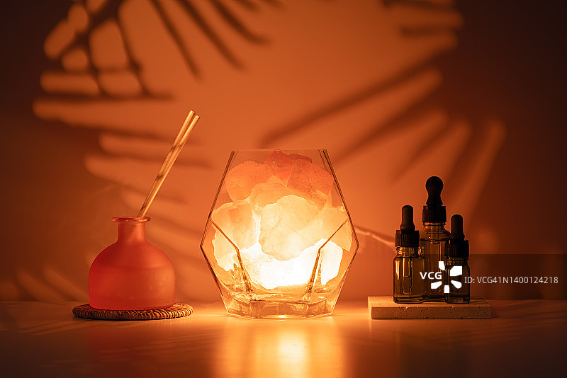 带有芳香疗法产品的喜马拉雅盐灯图片素材