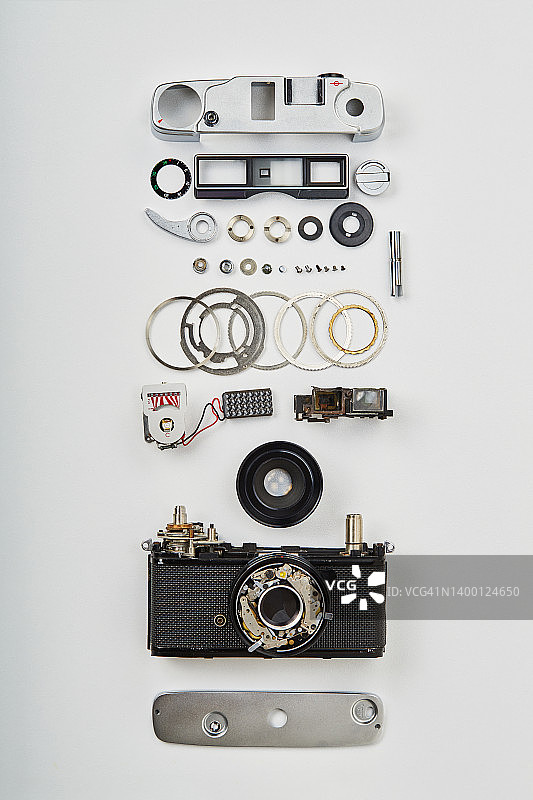 拆卸的旧式胶片相机零件扁平风图片素材
