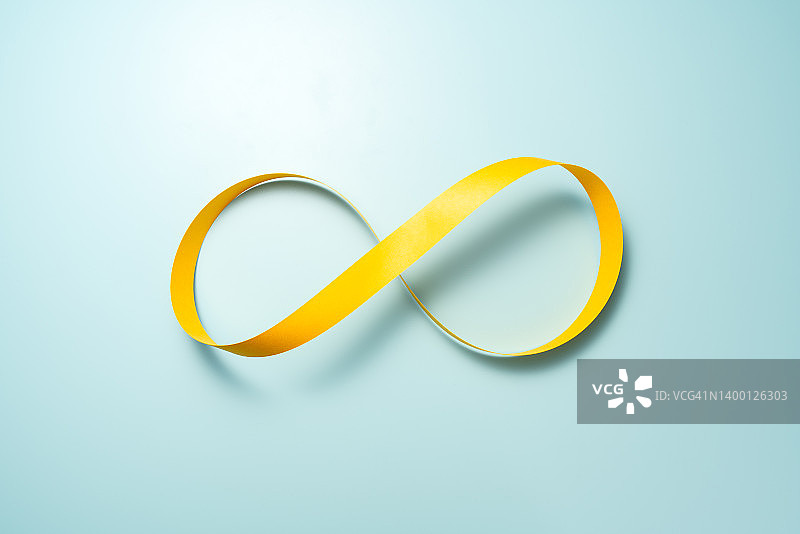 黄色纸条制成的无限符号图片素材