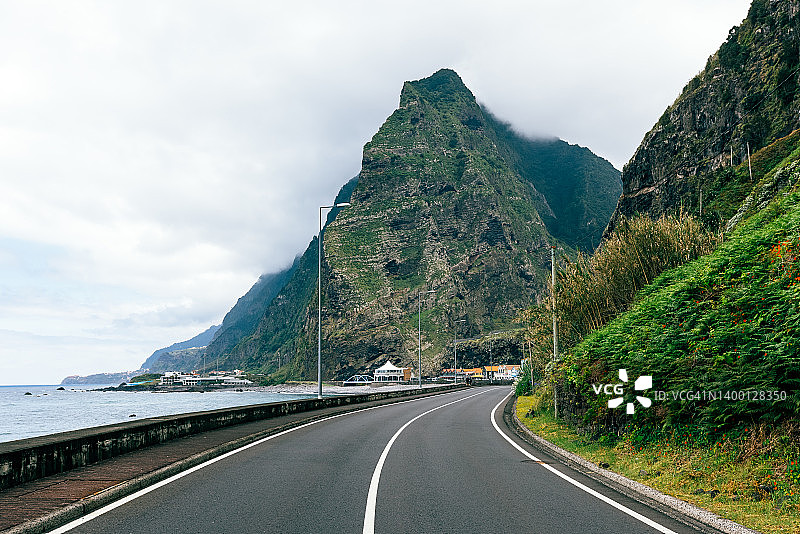 葡萄牙马德拉岛群山环绕的海洋沿岸道路图片素材