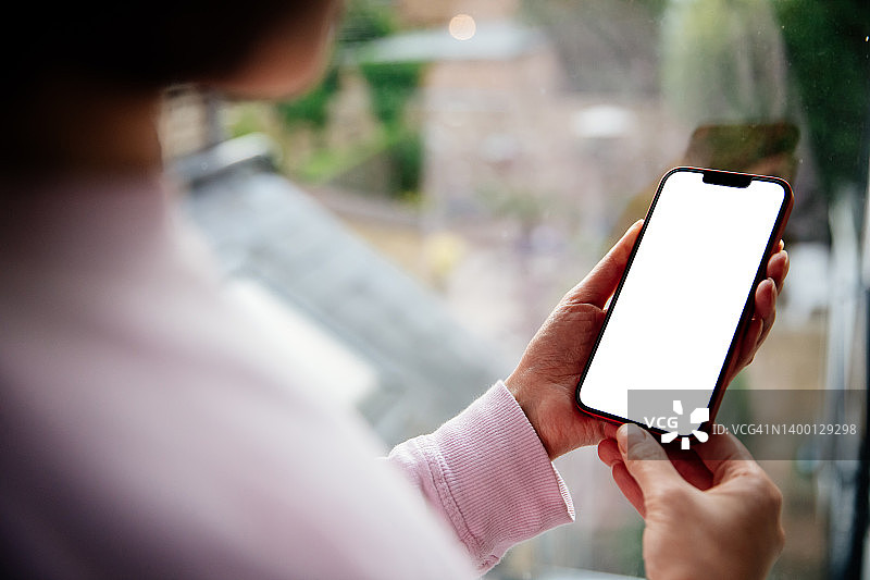 女人使用手机，屏幕空白图片素材