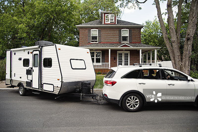 一家人准备开着房车去度暑假图片素材