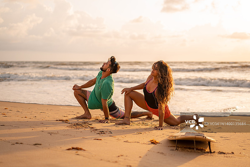 冲浪前的热身运动图片素材