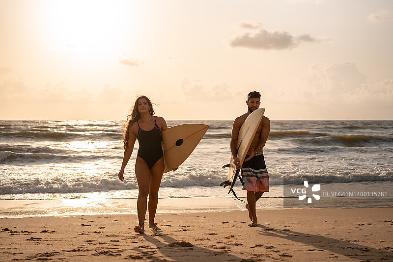 从海中走出的冲浪者图片素材