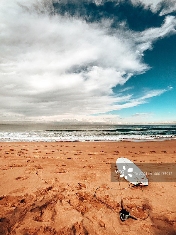 澳大利亚海滩上的冲浪板图片素材
