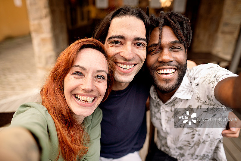 不同肤色的朋友在户外自拍图片素材