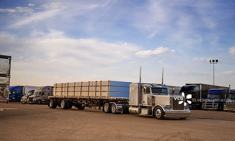 卡车运输木材离开停车休息区-美国图片素材