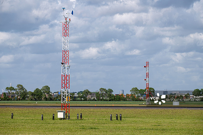 机场跑道上的仪表着陆系统（ILS）设备图片素材