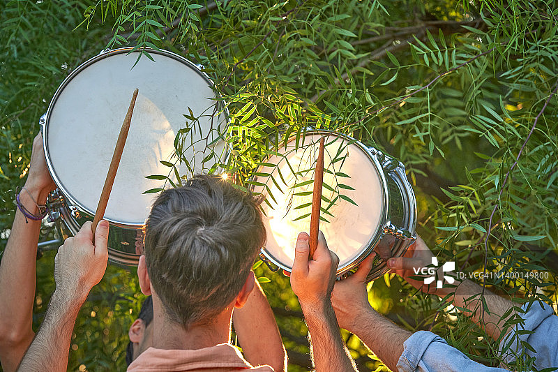 在自然中演奏的鼓手图片素材