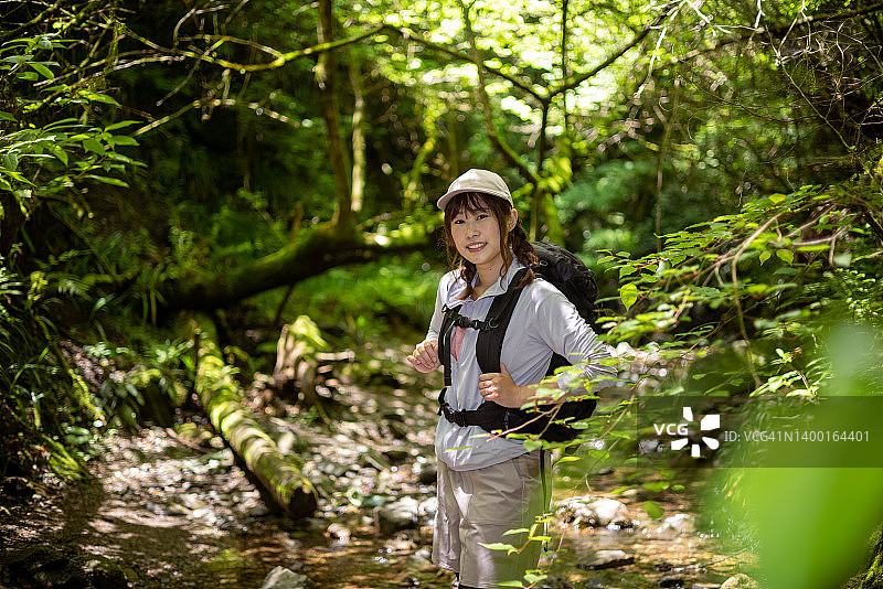 河边徒步的女人肖像图片素材