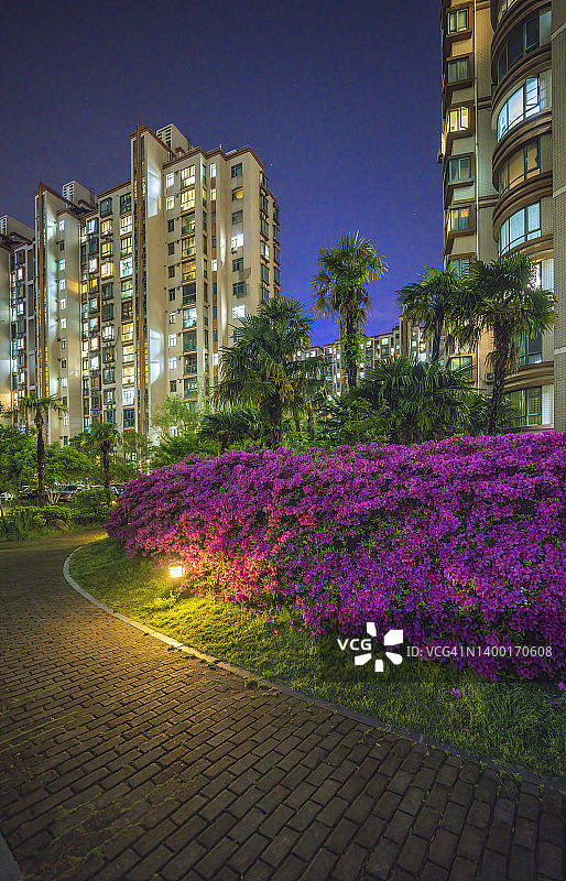 春季盛开红花的豪华住宅楼图片素材